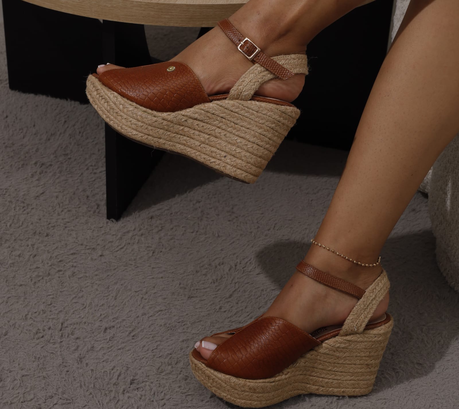 Sandalia Plataforma Yute Petalo chocolate